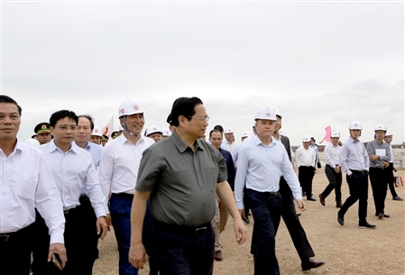 The Prime Minister inspects the construction situation of Wharfs No. 5, No. 6 Lach Huyen Wharf Area