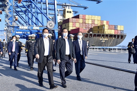 The Prime Minister inspects the operation of Lach Huyen International Port